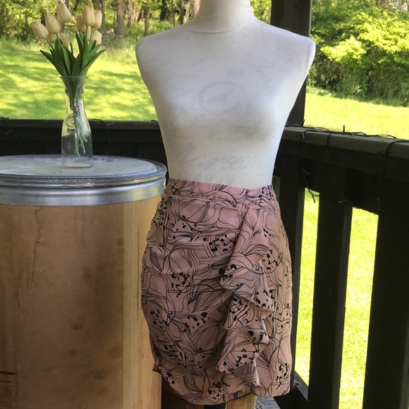 H&M Dresses & Skirts - Pink and black H&M skirt